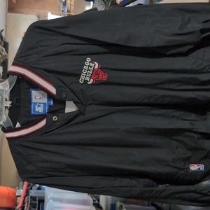 Garage Sale!! Vintage Chicago Bulls Starter pullover jacket Mens Large EUC, NICE